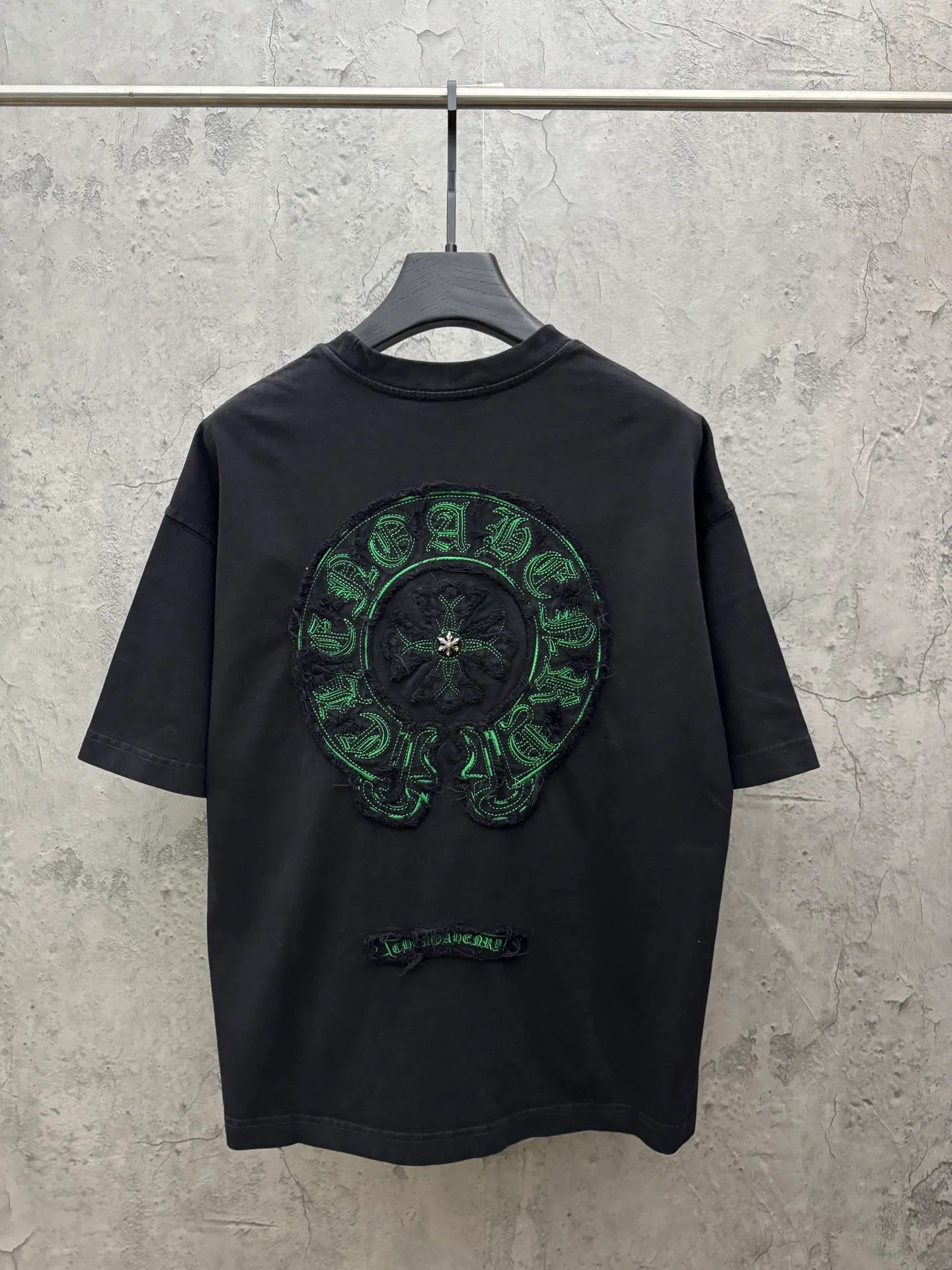 P240 top version, real shot without P, ​​different from market currency) 𝗖𝗵𝗿𝗼𝗺𝗲 𝗛𝗲𝗮𝗿𝘁𝘀/Croxin 2026 spring new original single counter American washed patch embroidered couple short sleeves 👑The highest version! Customized fabric 320 grams, washed and fried. Best-selling model at the counter. Very comfortable to wear. Accessories: Original molded and authenticated collar label➕100% silk wash label. Genuine purchase-grade original hangtag➕matching hanging rope➕3D hanging beads➕original packaging bag. Craftsmanship: The original version has consistent wiring! The highest version of the armhole matching technique! Color: Gray Black Size: S M L XL Style No.: 6602